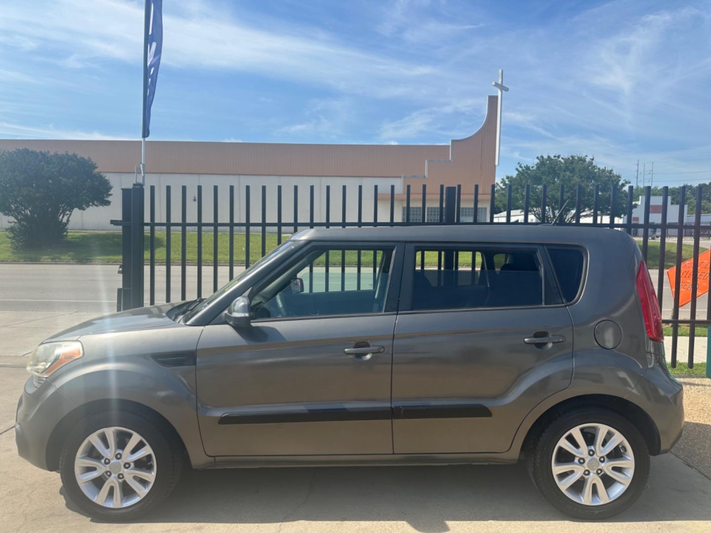 2012 GRAY /BLACK Kia Soul + 4dr Crossover 6A (KNDJT2A69C7) with an 2.0L 4 CYL I4 engine engine, AUTOMATIC 6-SPEED transmission, located at 2001 E. Lancaster, Ft. Worth, 76103, (817) 336-7000, 32.746181, -97.301018 - Photo#0